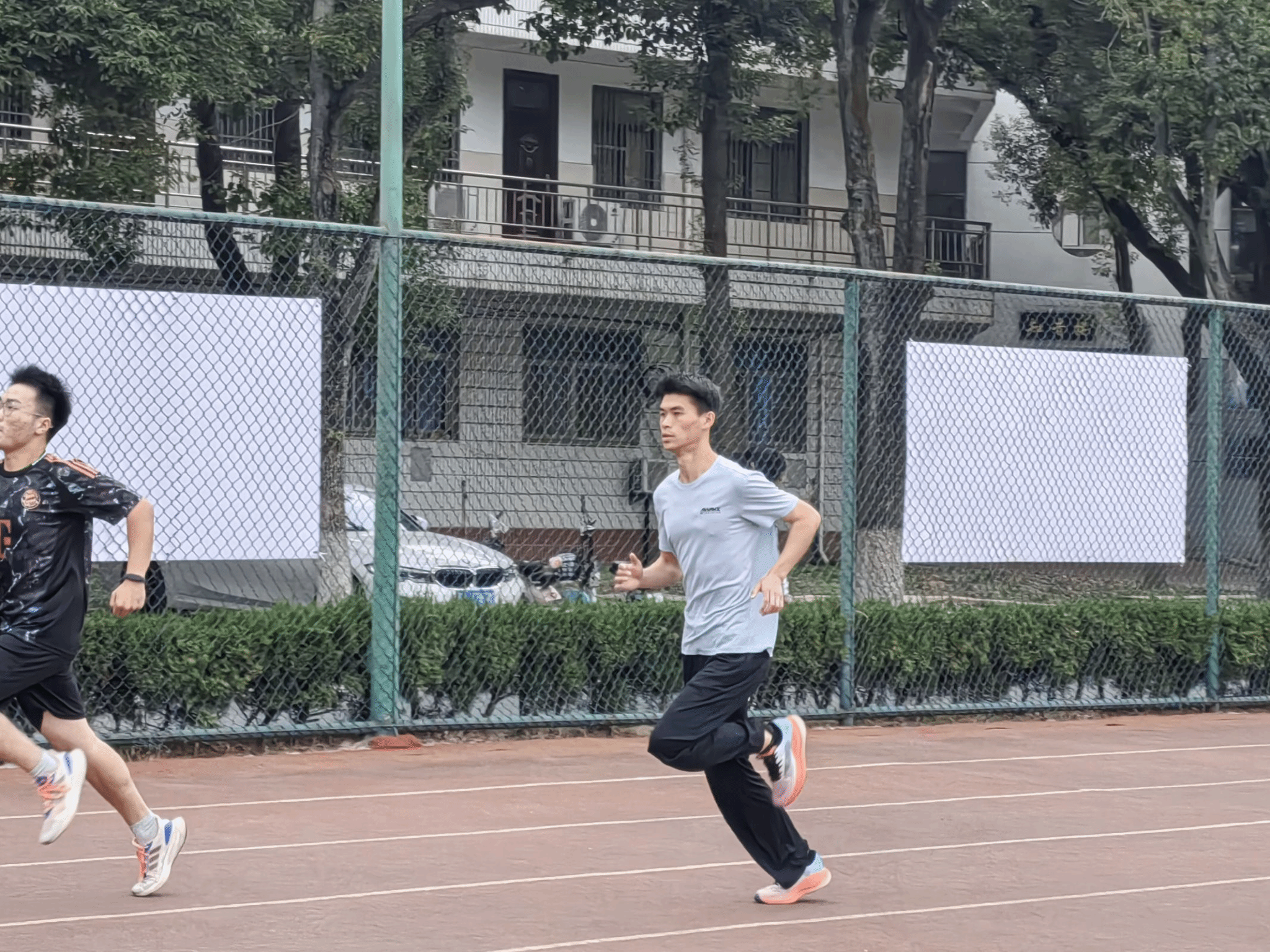 关于联赛进程激烈，百米冲刺精彩纷呈的信息