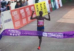 肯尼亚选手亮相舞台，勇往直前