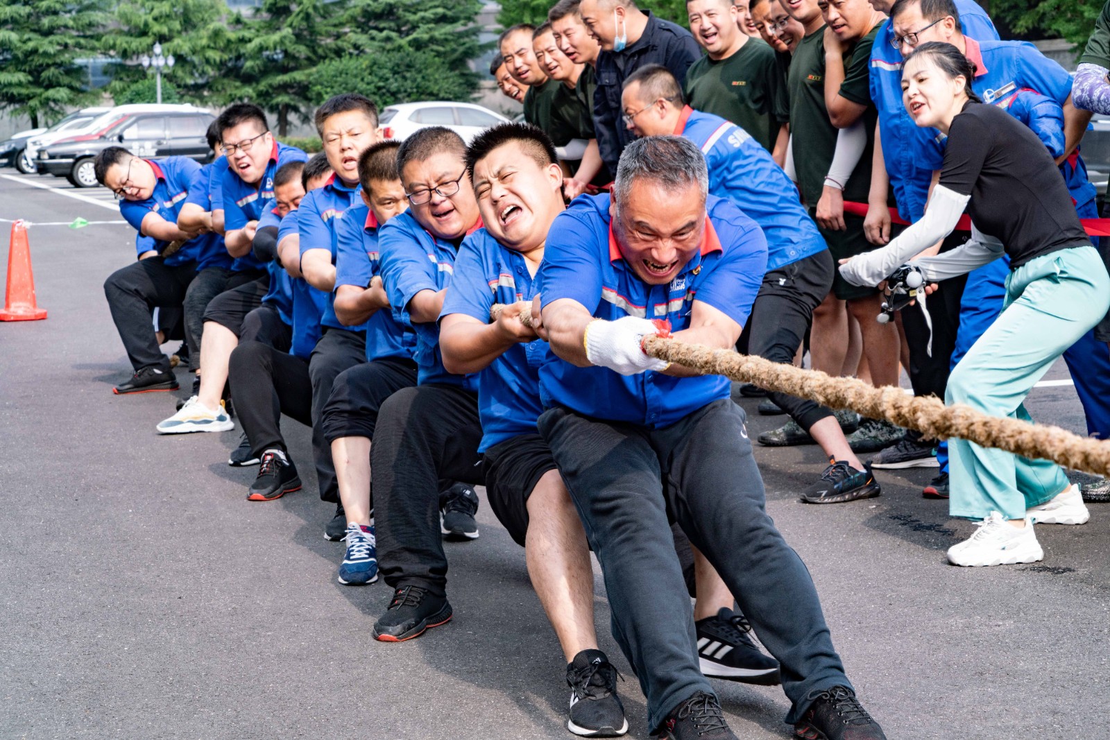 关于紧张激烈的比赛篇章，胜负难断，场上氛围火热的信息