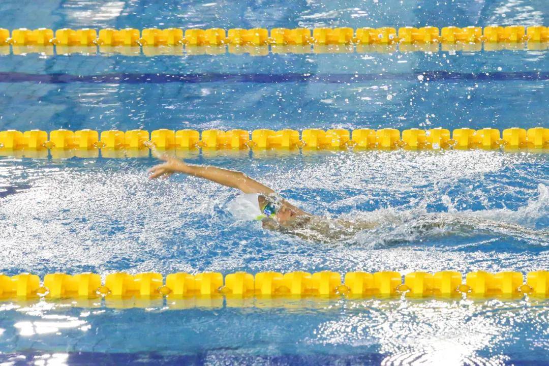 九游体育入口-游泳比赛中选手水平相近激烈角逐
