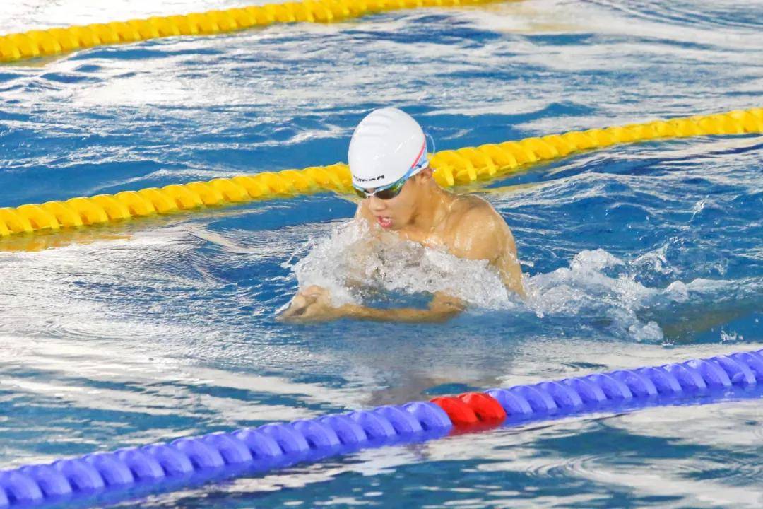 游泳比赛中选手水平相近激烈角逐