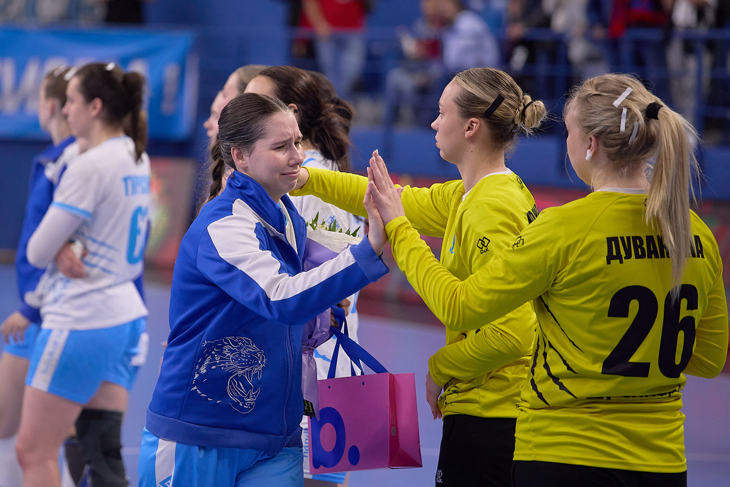 包含带俄篮球女孩看篮球世界杯，约上周游戏一场的词条