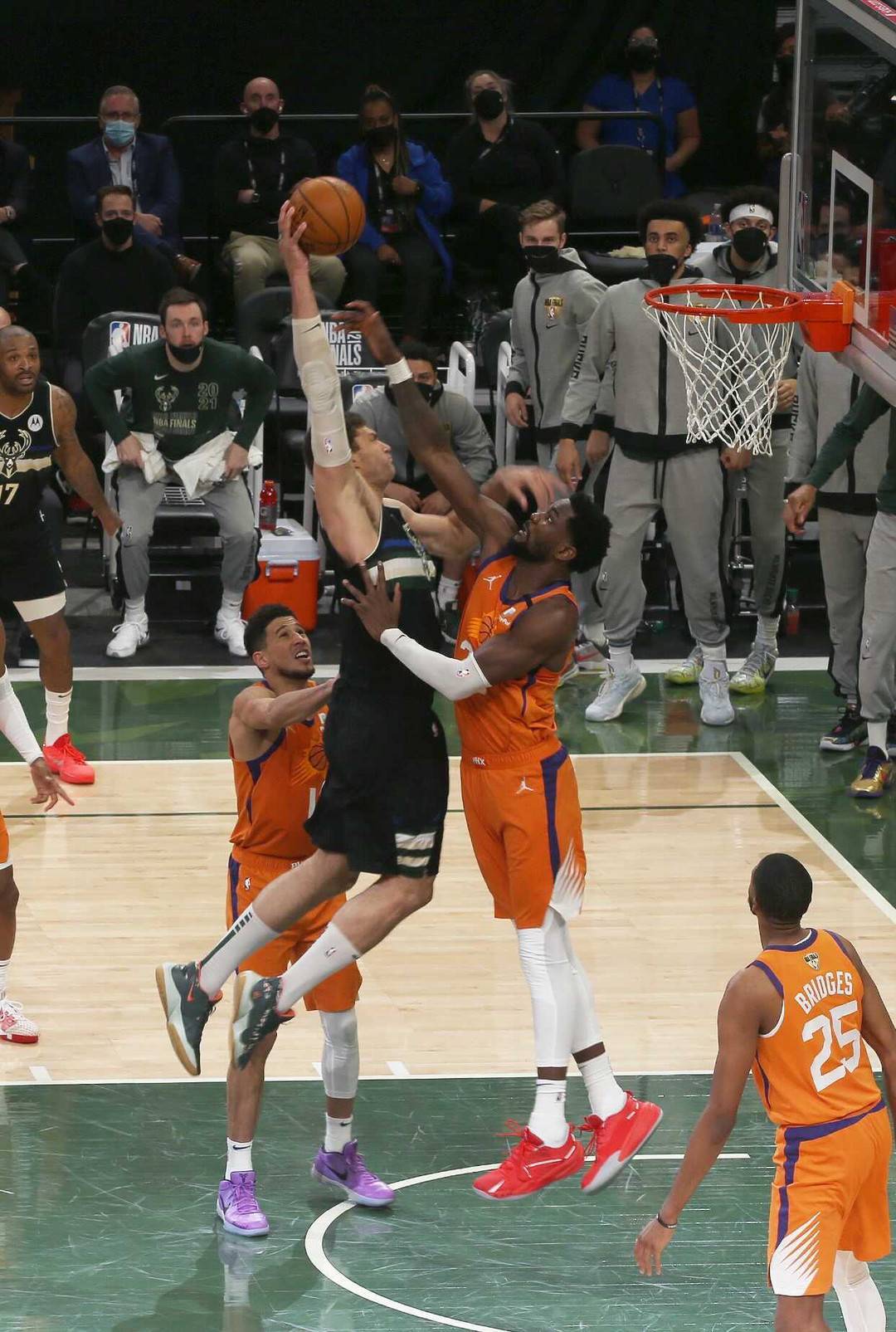 NBA东部季后赛焦点战，雄鹿绝境逆袭多伦多