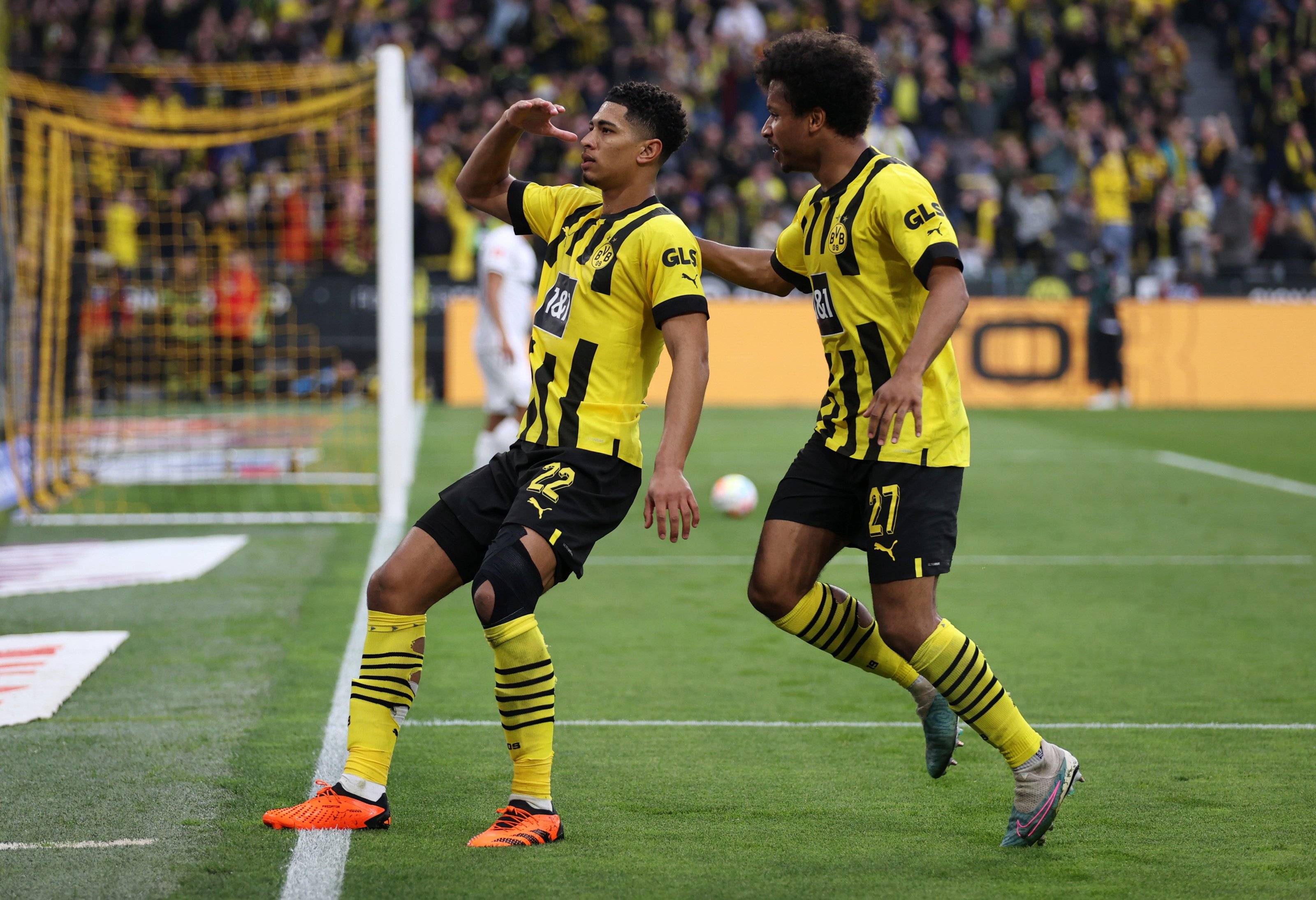 关于波鸿主场击败沙尔克04，全队庆祝取胜的信息