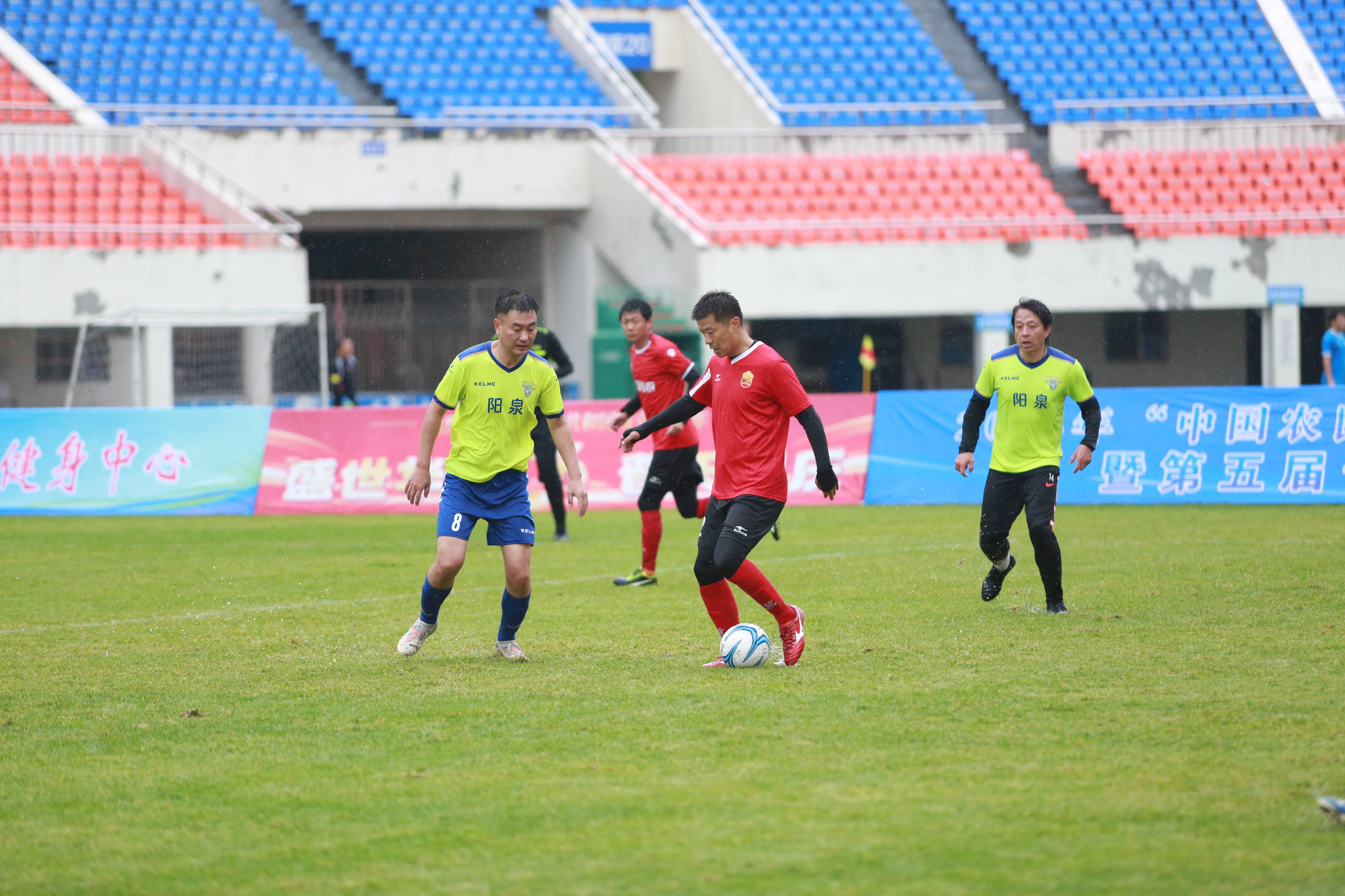 足球争霸赛：各路豪强强强对抗，尽显运动精神