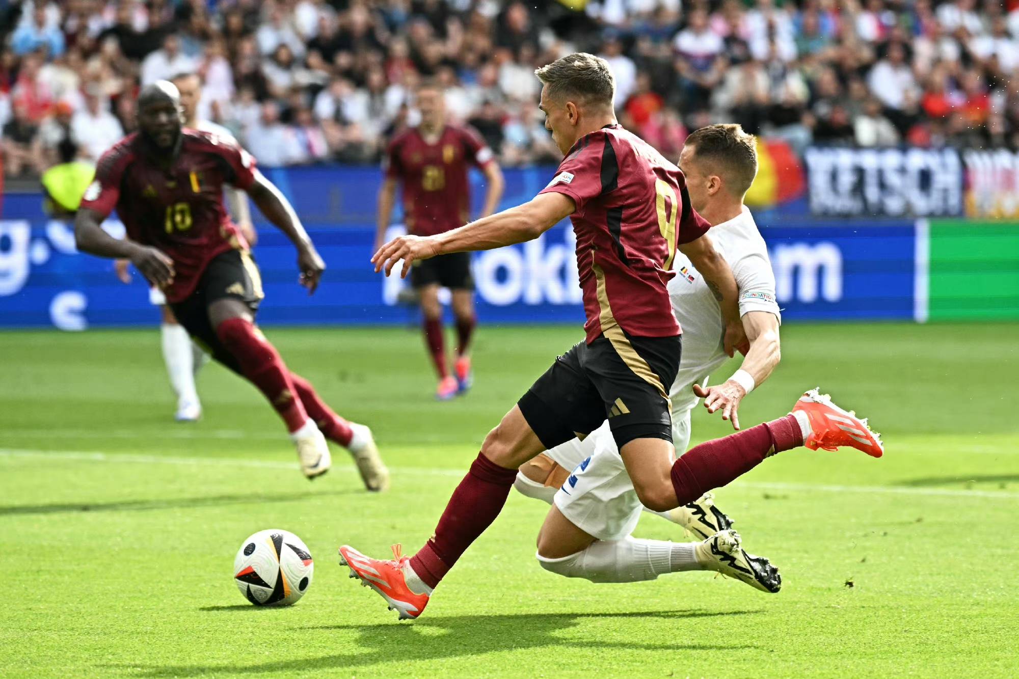 国内联赛受欧洲杯预选赛影响：球员状态火热的简单介绍